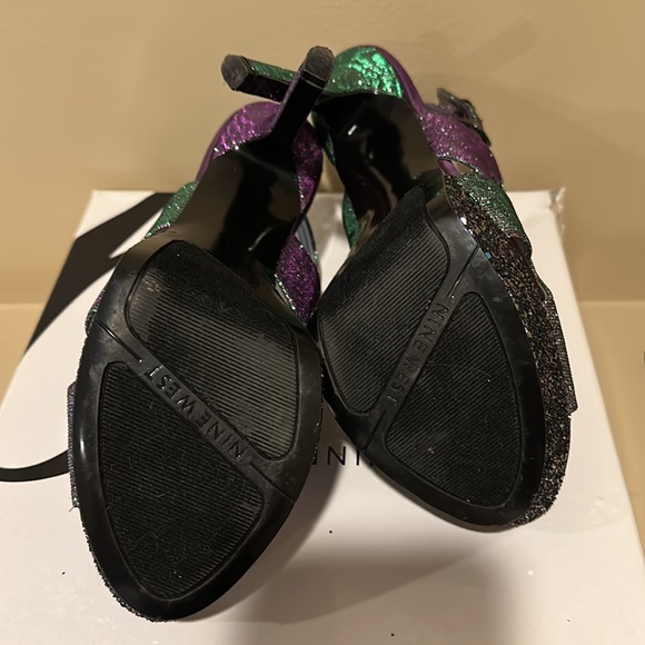 A Fun, Sparkly, Sexy women’s platform sandal.  Multi color sparkly shoe - Picture 4 of 7